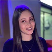 Profesora de apoyo escolar especializada en clases de inglés para niños de forma remota o presencial